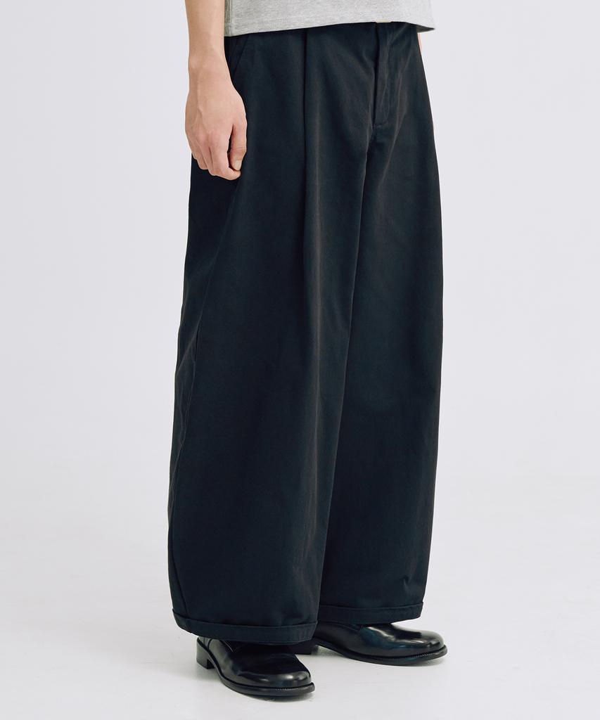 TAKEASY One-Pleat Barrel Fit Cotton Pants (Black)