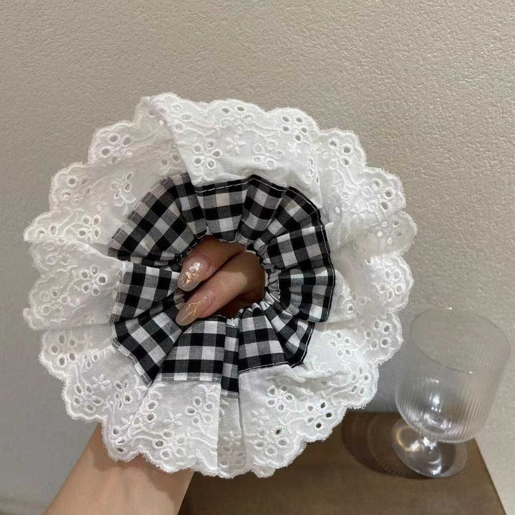 Zhao Lusi Doppellagiges Spitzenhaargummi – Französische Handarbeit, große Größe, Nischenstil