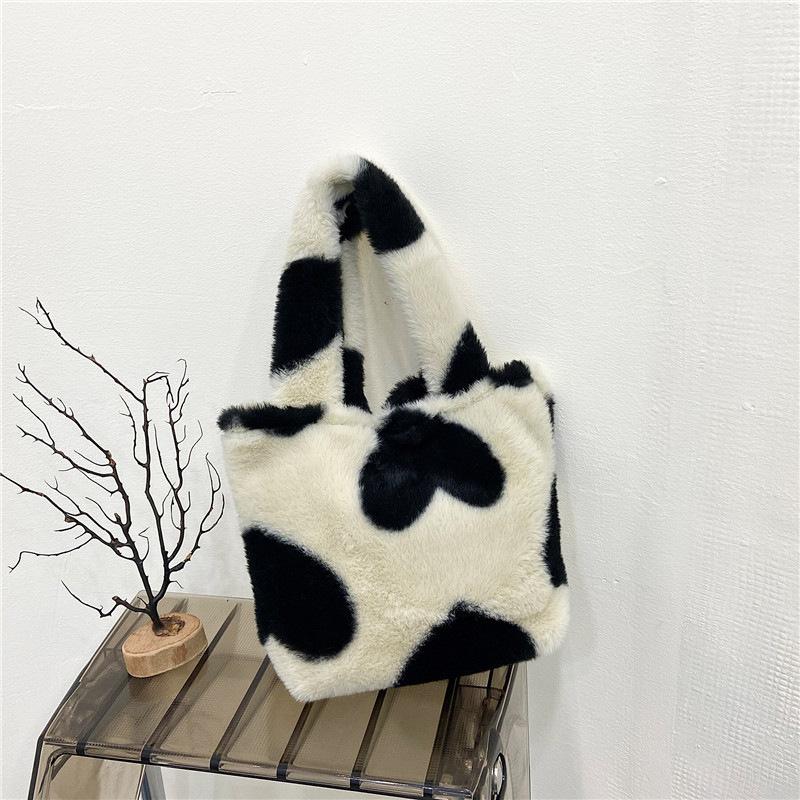 

Korean version of cute plush bag women s autumn and winter 2025 new niche design sweet and cool style fluffy shoulder handbag