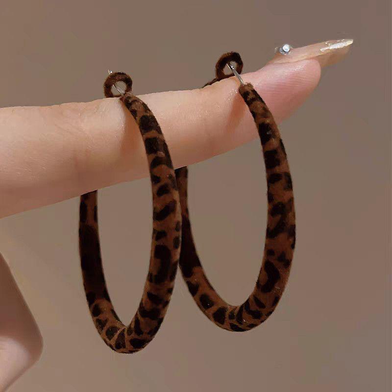Orecchini a Cerchio con Ciondolo Rotondo Stampa Leopardo Argento - Stile Retrò Hong Kong per Donna