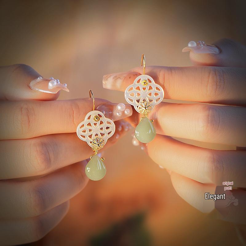 Elegant Ebony Flower Hairpin for Women – Ancient Style, High-End Feel, Simple Chinese Design, Perfect for Daily Use.