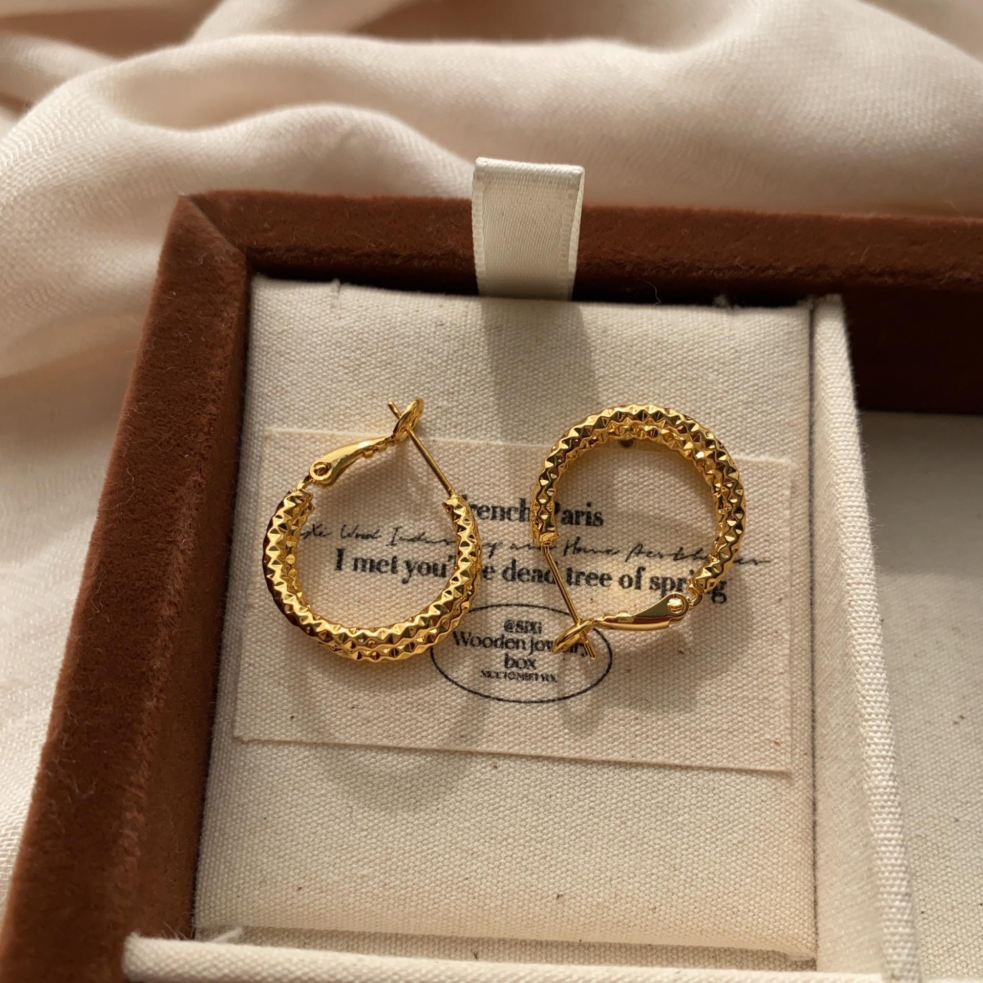 Простые многослойные кольца-серьги, Серьги, Металлическая текстура, Тиснение, Ретро, Легкая роскошь, Мода, Изысканные, Трехмерные, Нишевые, Индивидуальность