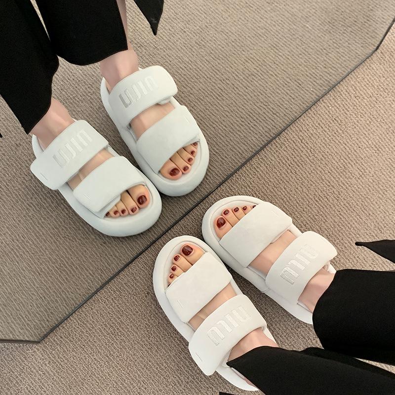 Continuous drag~ stepping on shit thick-soled slippers for women to wear 2025 summer new Velcro beach bread cool slippers