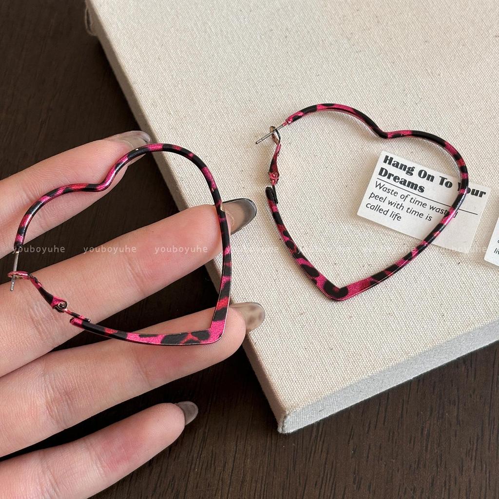 Spicy Girl Retro Leopard Print Heart Earrings: High-End, Light Luxury Studs with Niche Design