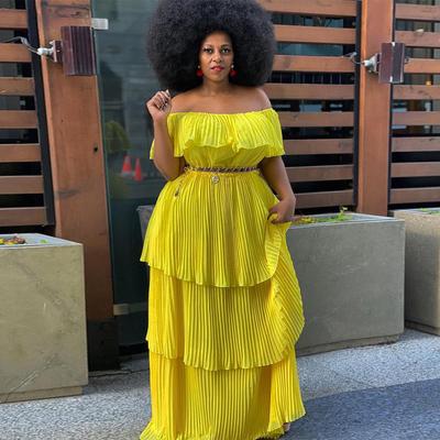 2025 Gelbes Chiffon-Off-Shoulder-Rückenfreies Schmal geschnittenes Plissiertes Langes Kleid für Herbst/Winter Strandurlaub