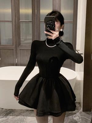 Xiaoxiangfeng Qianjin Prinzessinnenkleid Damen Herbst und Winter Halbturtleneck Unteres Strickkleid Kleines Schwarzes Kleid Flauschiges Kleid