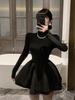 Xiaoxiangfeng Qianjin Prinzessinnenkleid Damen Herbst und Winter Halbturtleneck Unteres Strickkleid Kleines Schwarzes Kleid Flauschiges Kleid