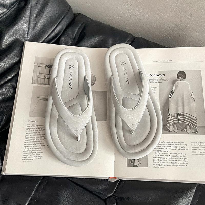 Height-increasing thick-soled flip-flops women's simple and comfortable summer wear new sandals