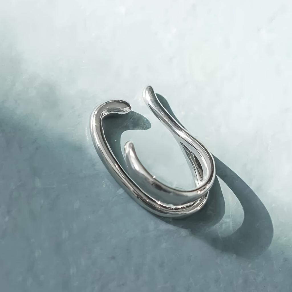 Um Par de Brincos de Clipe Geométricos Elegantes, Minimalistas, em Tons Frios, de Alta Qualidade para Mulheres, com um Temperamento Único, Versáteis para o Uso Diário