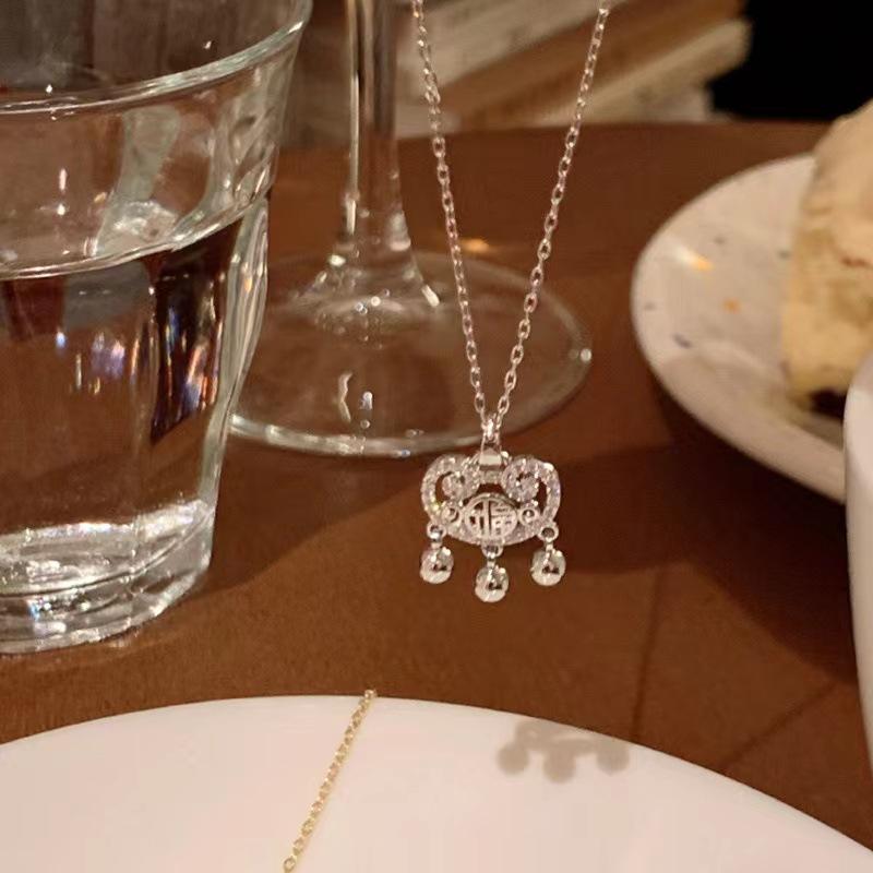 

Ожерелье с замком мира для женщин, легкое, роскошное, нишевое, дизайн Sense Hollow, благоприятные облака и замок удачи