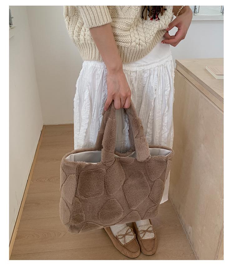 Damen Herbst/Winter Plüsch Tragetasche - Vielseitiges Nischen-Design, Modische Textur, Perfekt für den Arbeitsweg oder zum Tragen über der Schulter.