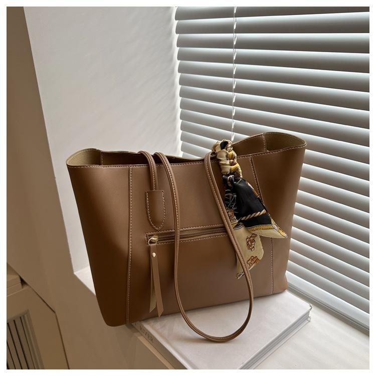 

2025 new fashion trend large capacity tote bag women s shoulder handbag retro commuter bag світло-коричневого кольору