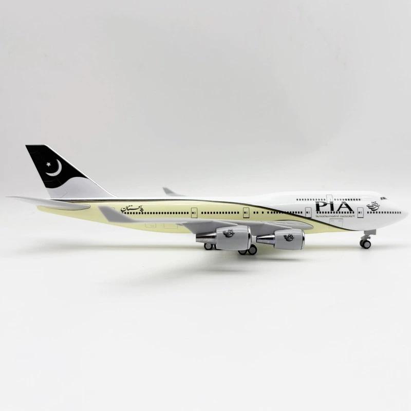 Aviation Airplane 30cm Pakistan Airlines Miniature Plane B747 Resin PLA Aircraft With Base and Wheels for Enthusiasts Souvenir