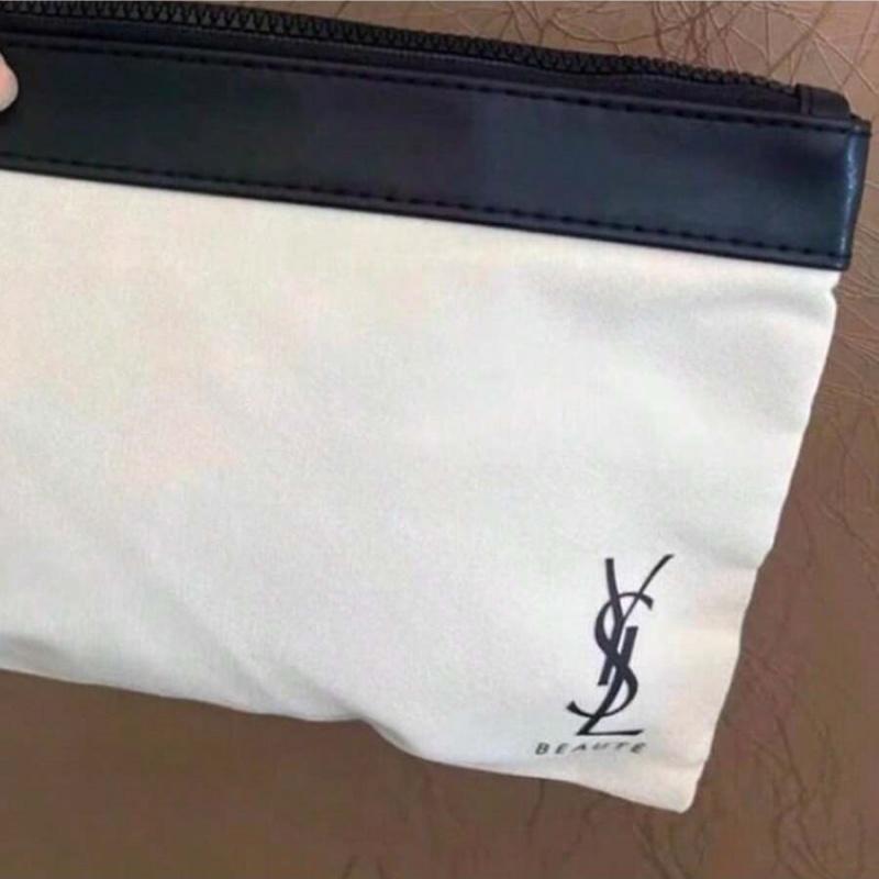 Il beauty case YSL presenta una chiusura a zip ed è adatto per l'uso quotidiano, il lavoro, i viaggi, la scuola e altre occasioni.