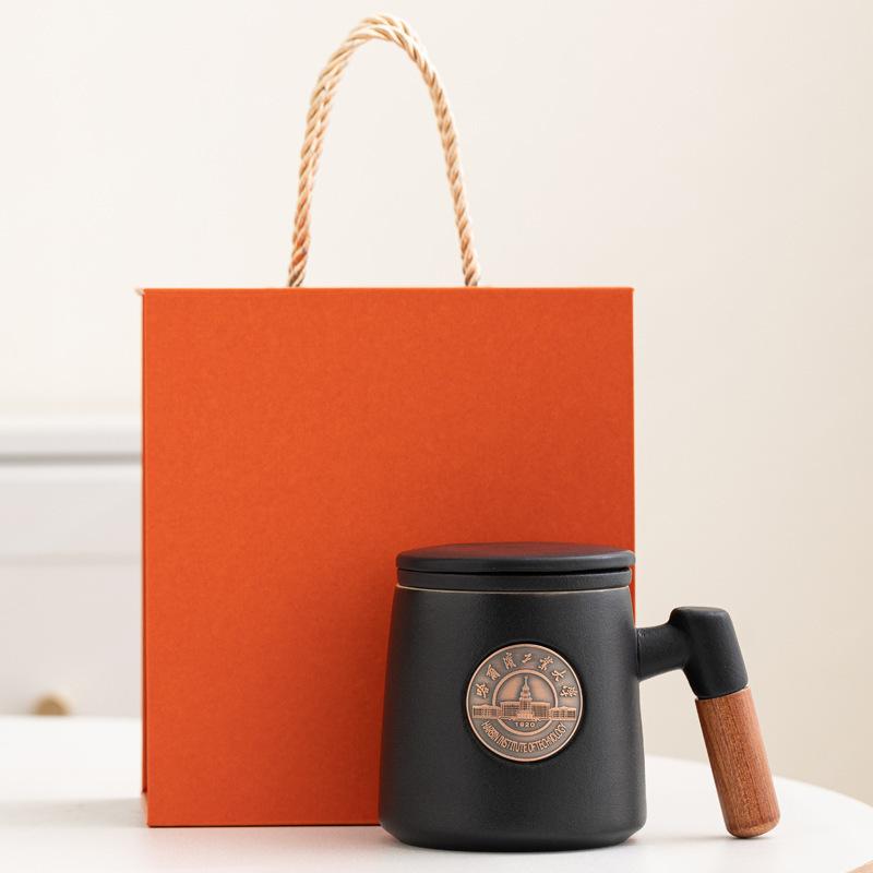 Berühmte Schule Keramiktasse Filtertasse, Metall Bronzeplatte Reliefbecher, Wasserbecher mit Deckel Geschenkbox