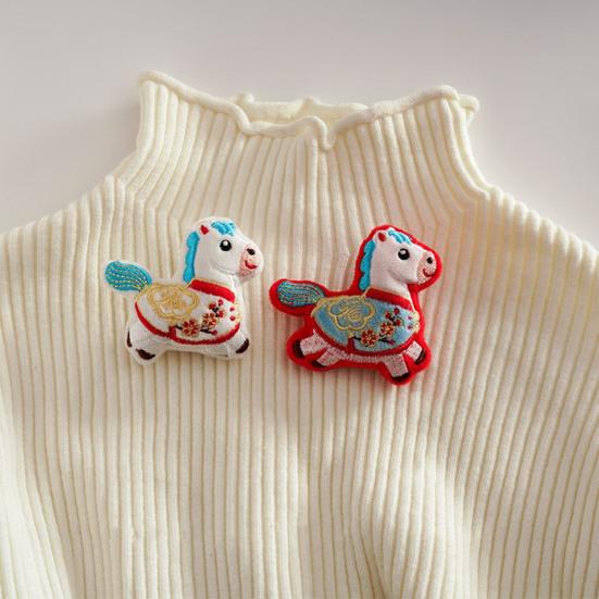 Broche Diseño de Muñeco de Caballo de Dibujos Animados Colorido Pin de Broche Suéteres Cuellos Sombreros Bolsos Abrigos Bufandas Accesorio Versátil