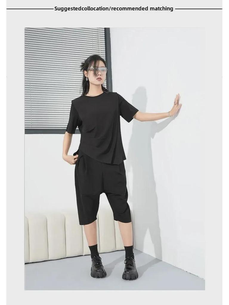 Ciemny Tencel Jedwab Lodowy Asymetryczny Dół Rzymski T-Shirt - Damski Top o Unikalnym Designie