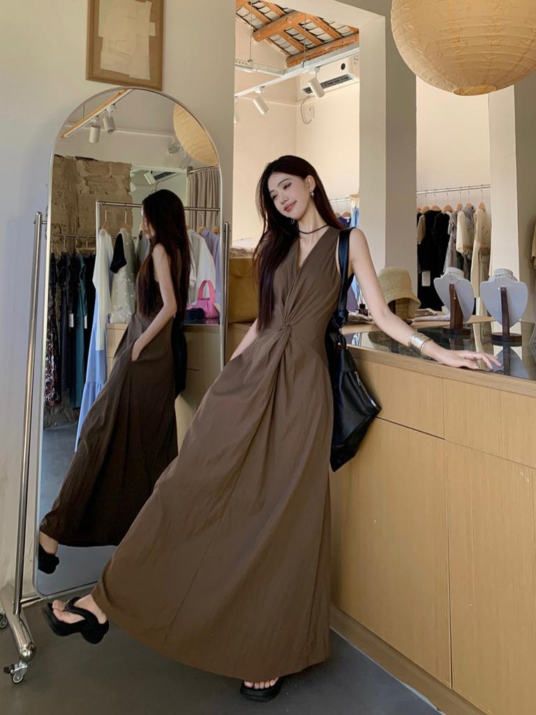 Temperament brown kinked sleeveless vest dress women's summer design long dress v-neck waist thin a-word skirt