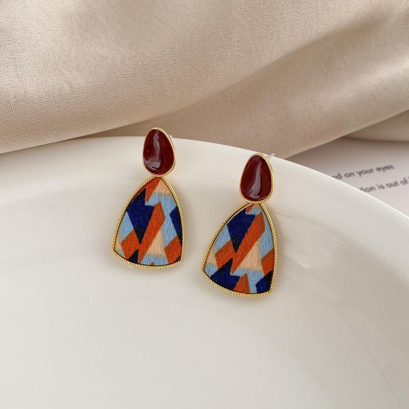 Boucles d'oreilles de luxe tendance 2024 accrocheuses pour femmes: Boucles d'oreilles à clous tendance et polyvalentes pour l'automne et l'hiver