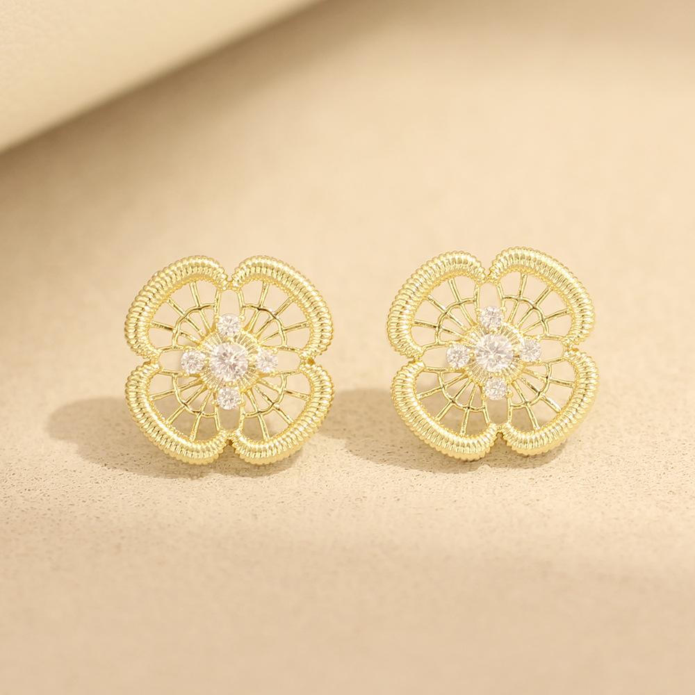 Vintage Bucci style versatile, high-end exquisite earrings, daily versatility, silver brushed cut-out four-leaf clover earrings, women