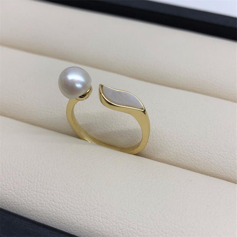

Adjustable Freshwater Pearl & White Shell Ring - Elegant & Fashionable золотой