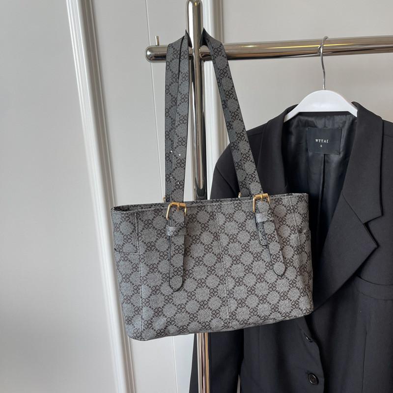 Chic Retro Shoulder Bag Large Capacity Tote Bag For Women Stylish Commuting Black Tea