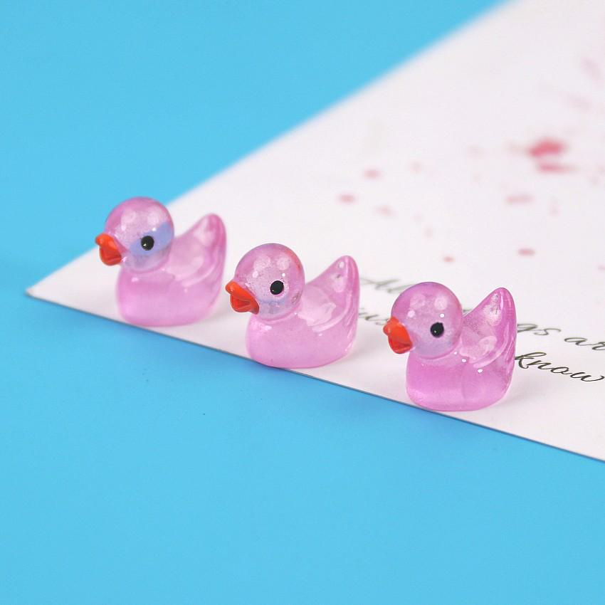 

Красочная светящаяся желтая миниатюра утки из смолы - креативные мультяшные украшения и аксессуары для творчества null светло-фиолетовый