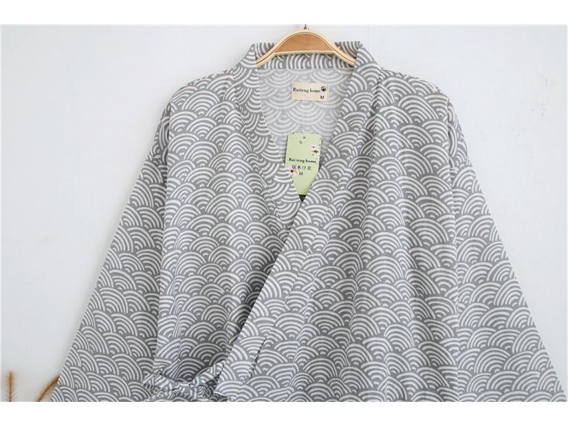 Men's Mid-Length Cotton Gauze Kimono Robe - Seigaiha Pattern, Lightweight and Loose-Fit Pajama-Style Bathrobe
