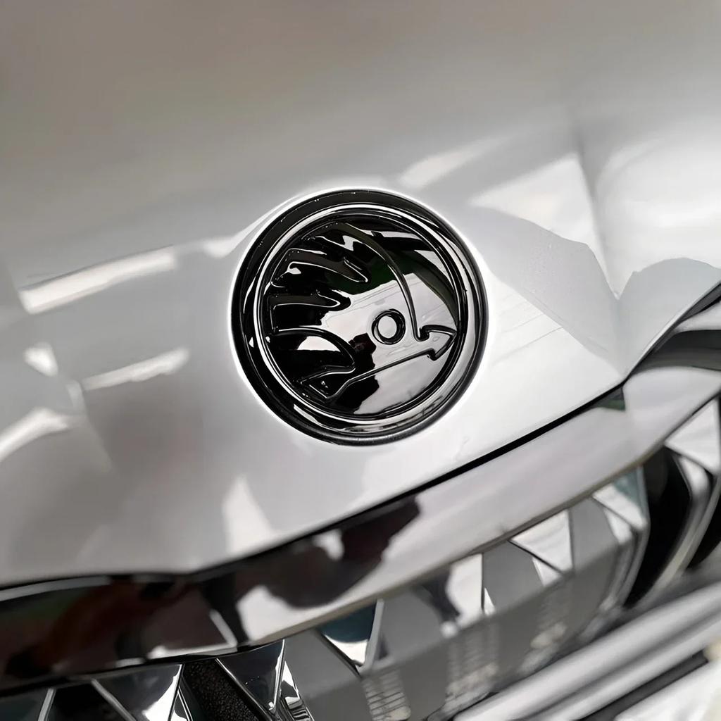 Skoda 2025 Gorące 80mm 90mm 100mm Emblemat Logo Samochodu Grill Przedni Samochodu Emblemat Bagażnika Tylnego dla Skoda Octavia Rapid Fabia A7 Superb KAMIQ V