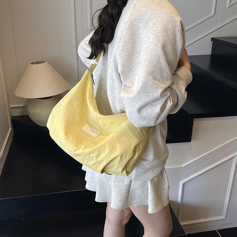 New casual shoulder bag versatile simple commuter messenger dumpling bag large capacity messenger bag