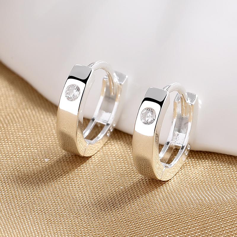 

Round Simple Zircon Ear Buckle Men S Earrings Women S High-End Sense Light Luxury Niche Design Cold Wind Ear Jewelry срібний