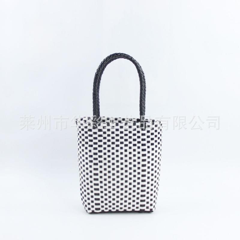 Vertical plaid bag, plastic hand-woven basket, simple portable shopping basket, vegetable basket, seaside vacation beach bag.