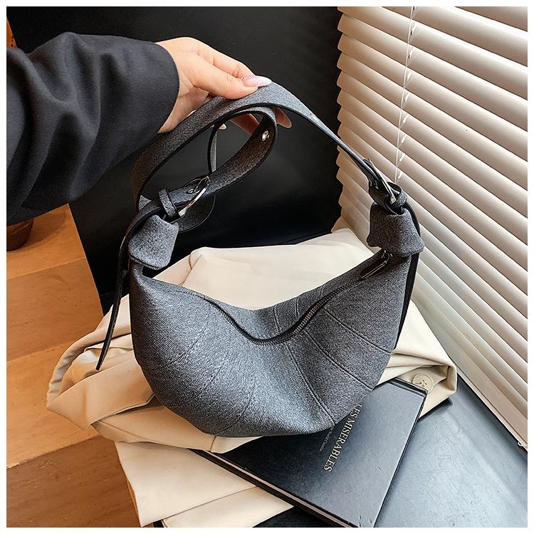 

Large-capacity bag women s summer versatile new casual niche shoulder messenger bag commuter dumpling bag чорний