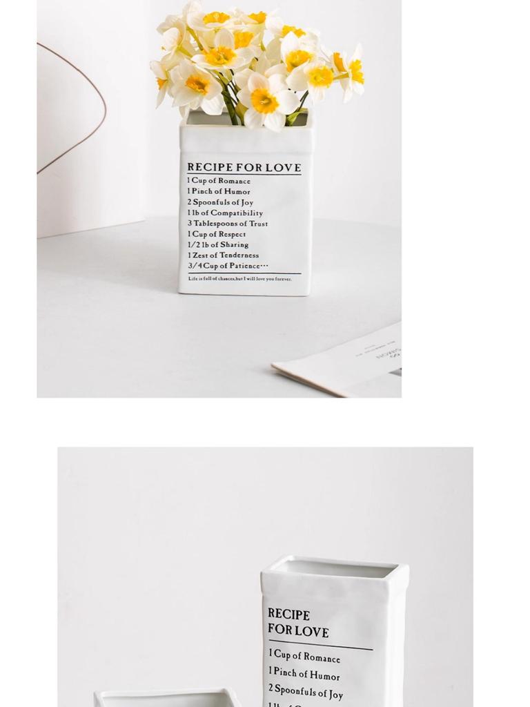 Skandynawski biały ceramiczny wazon na suszone lub świeże kompozycje kwiatowe w wystroju salonu