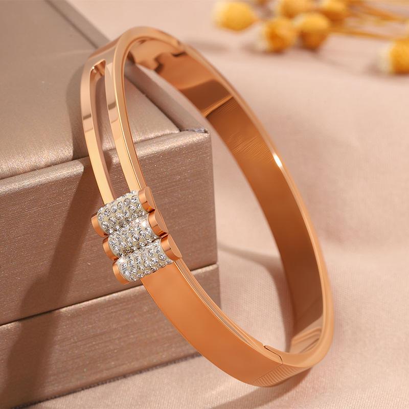 Hot-selling titanium steel bracelet, girls' high-end sense of fashion, popular light luxury in Europe and the United States, Gypsy star love diamond