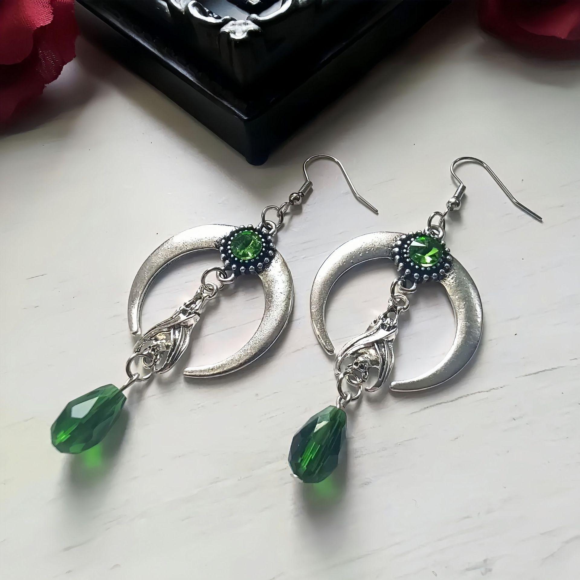 

Charm Gothic Sliver Color Vampire Bat Green Crystal Moon Pendant Pendant Dangle Earrings for Women Halloween Witch Magic Jewelry зелений