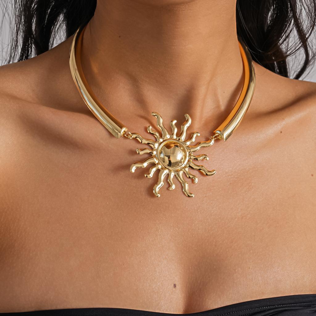 Personality Exaggerated Collarbone Necklace European American Metallic Sun Niche High‑End Temperament Adjustable Decorative Necklace