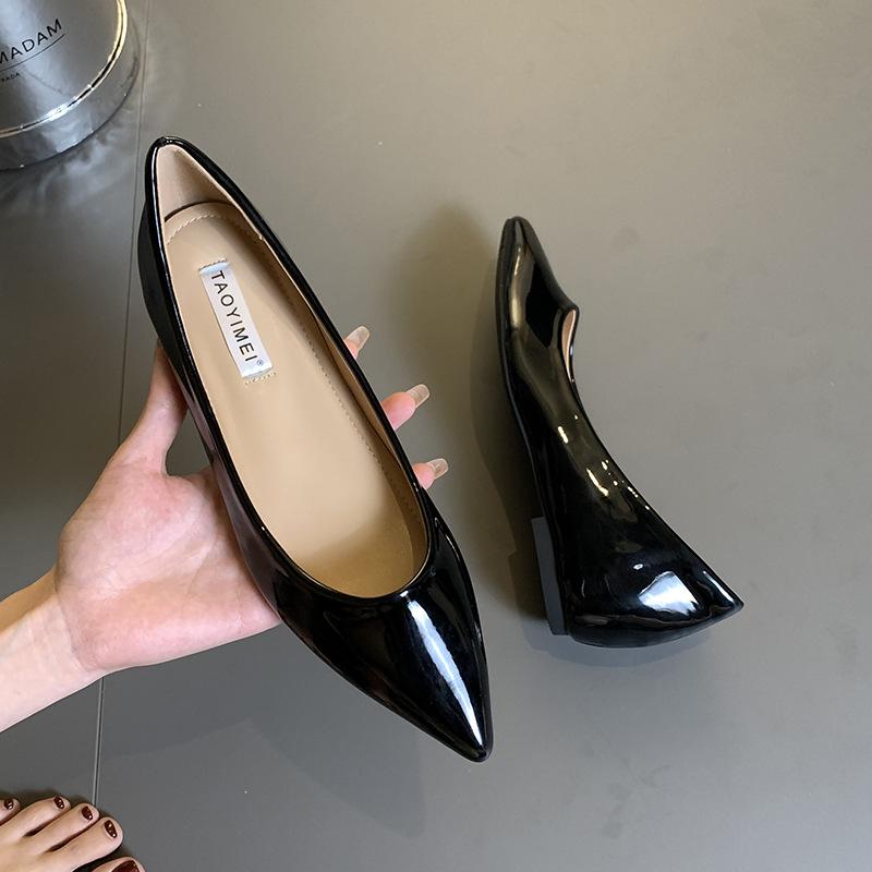 Pointed Flat Shoes Women's 2025 New Spring and Autumn French Black Inner Height Increase Shallow Mouth Shoes Versatile Commuter Shoes