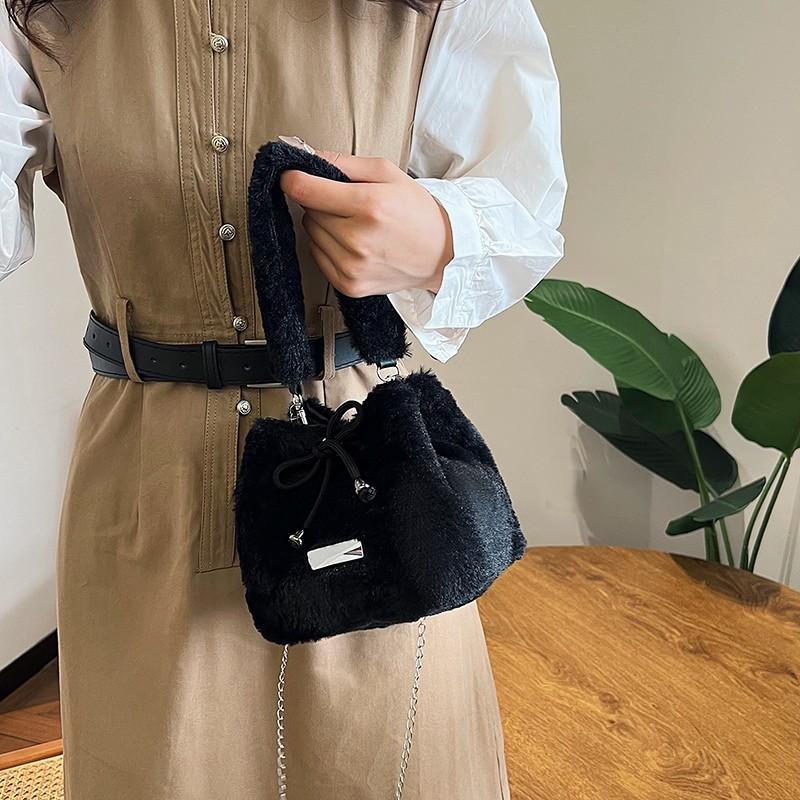 Plush bag, bucket bag, new handbag, fashionable and sweet messenger bag.