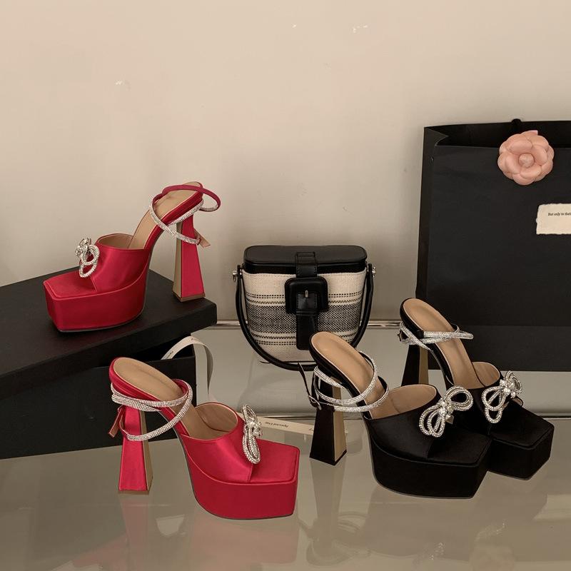 Königliche Schwester High Heels T-Tisch Model Laufsteg Damenschuhe eckige Zehen offene Zehen wasserdichter Tisch Strass Schleife Riemchensandalen