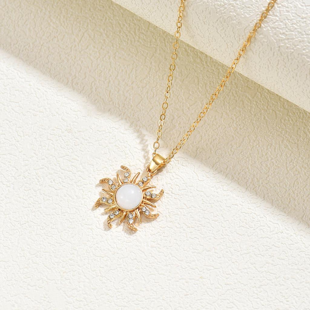 European and American Fashion Simple Sunflower Pendant Necklace Fashion Geometric Rotating Diamond Alloy Collarbone Chain Accessories