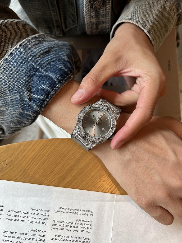 SWISS STYLE QUARTZ WATCH FOR MAN AND WOMAN