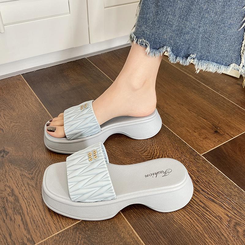Fashionable Sandals for Women Wearing Thick Soled Non Slip Beach Slippers