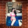 Placca Metallica HD Vintage Ragazza Asiatica in Bikini Rosa a Bordo Piscina Arte Murale Metallico Decorazione Retrò per Bar Caffetteria Casa