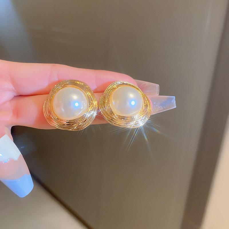 Vintage Pearl Round Earrings: Retro, Versatile High-End Studs with Fashionable Design and Elegant Temperament.