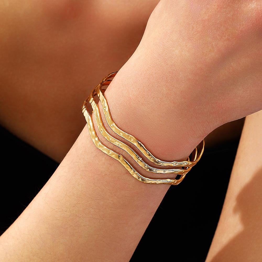 Elegante Bracciale Stratificato in Acciaio Titanio Dorato Stile Europeo-Americano per Donna
