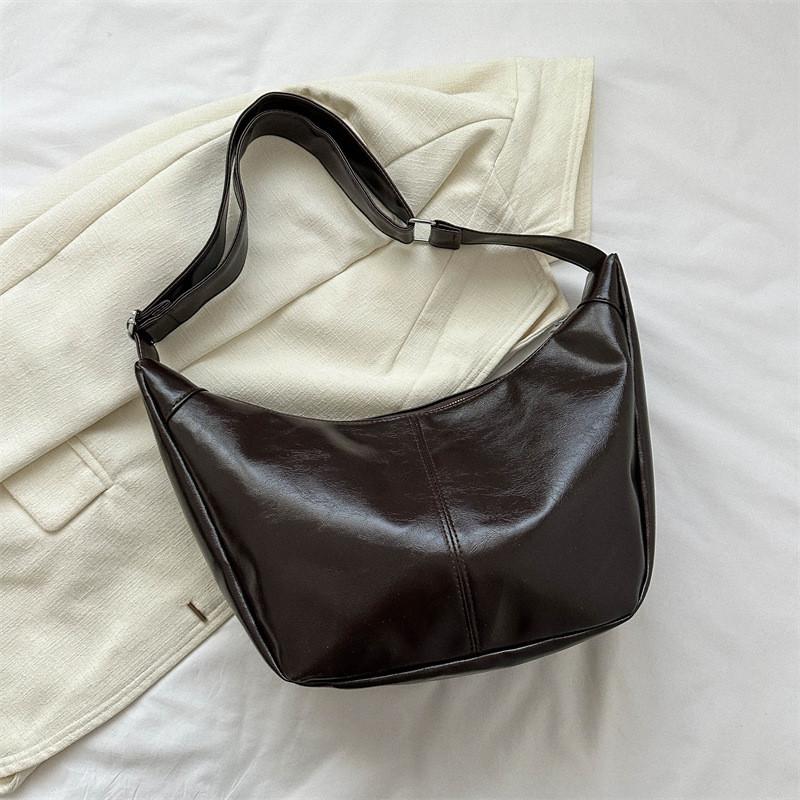 Fashionable Retro Medium Sized Crossbody Bag With Soft Structure And Unique Stitching Details