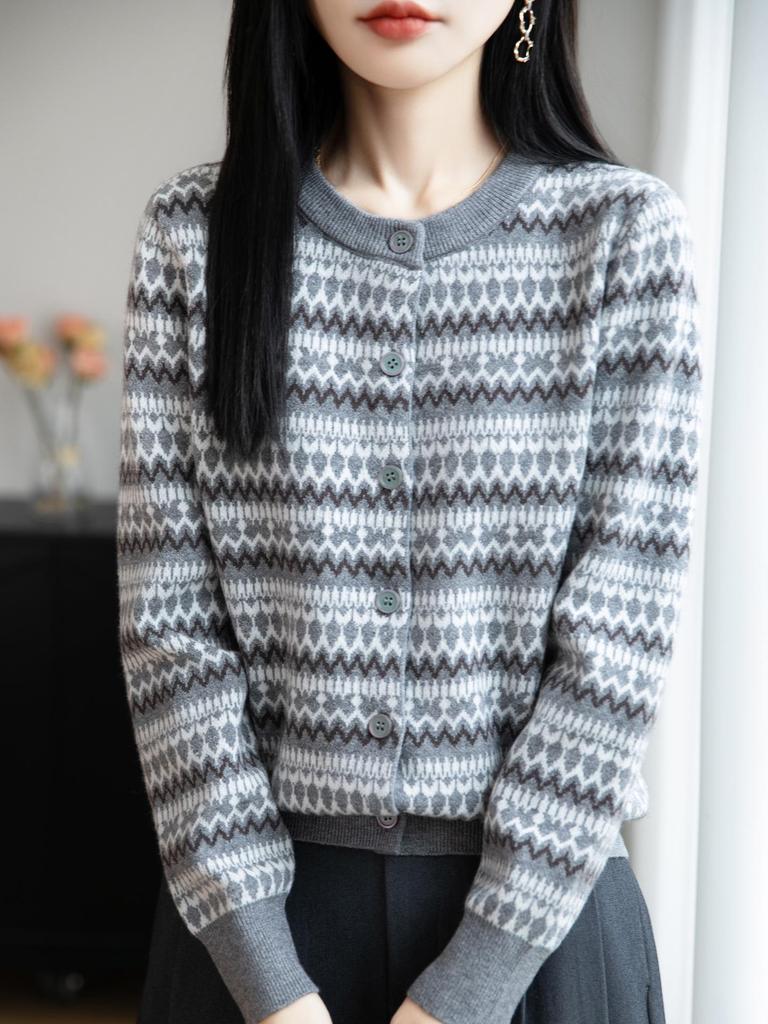Women's Retro Knit Cardigan: Soft, Skin-Friendly, Loose Fit, Slimming, Perfect for Commuting and Casual Wear