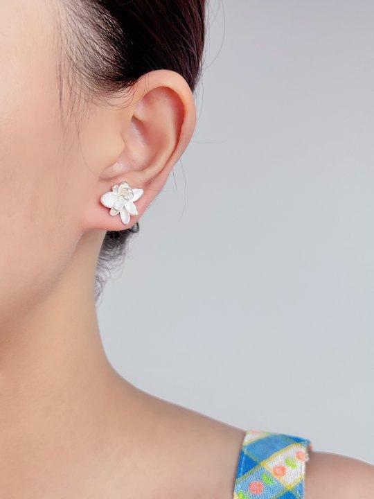 

New light luxury fashion style simple and versatile earrings high-end niche design exquisite earrings ear jewelry