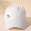 Cappellino da Baseball Carino con Motivo a Cuori, Unisex Beige con Cuore Bianco, Regolabile e Facile da Curare. Casual e Stiloso.
